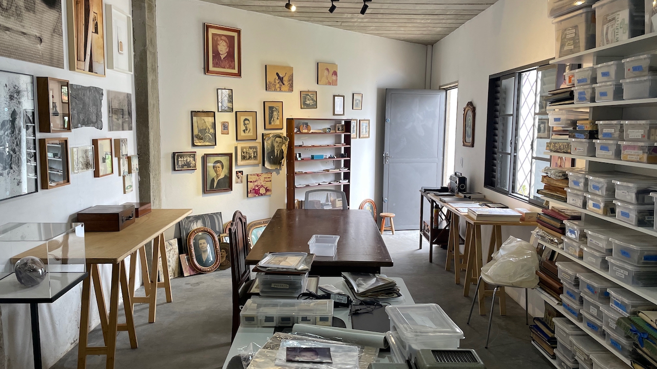 Sala do arquivo ACHO no Ateliê CASA, com fotografias e materiais sobre a mesa