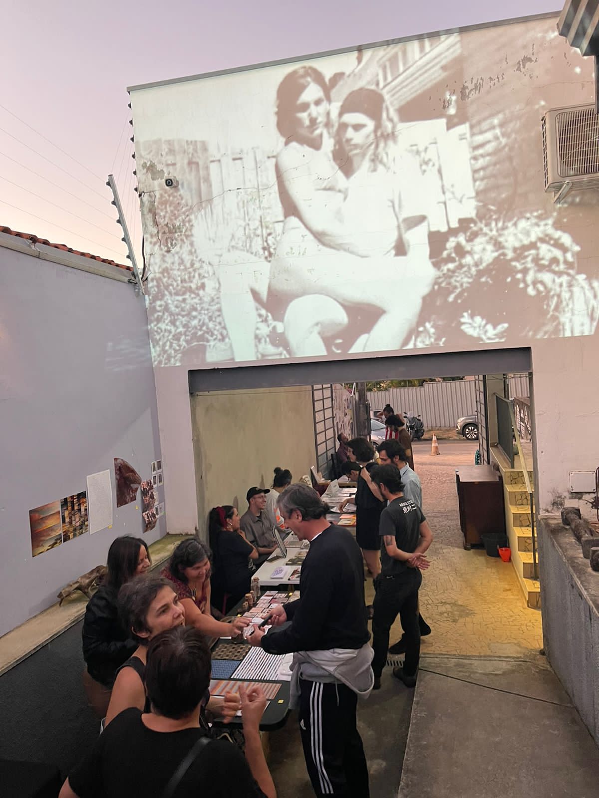 Pessoas reunidas para uma atividade no Ateliê CASA