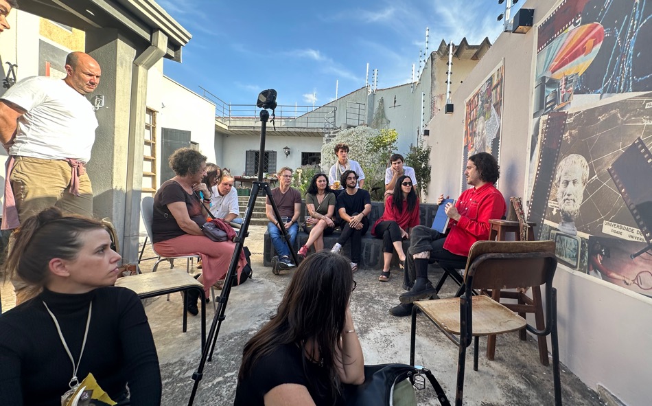 Pessoas reunidas em uma conversa na área externa do Ateliê CASA durante a Feira Mamona de 2024