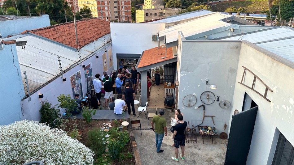 Pessoas reunidas no espaço externo do Ateliê CASA