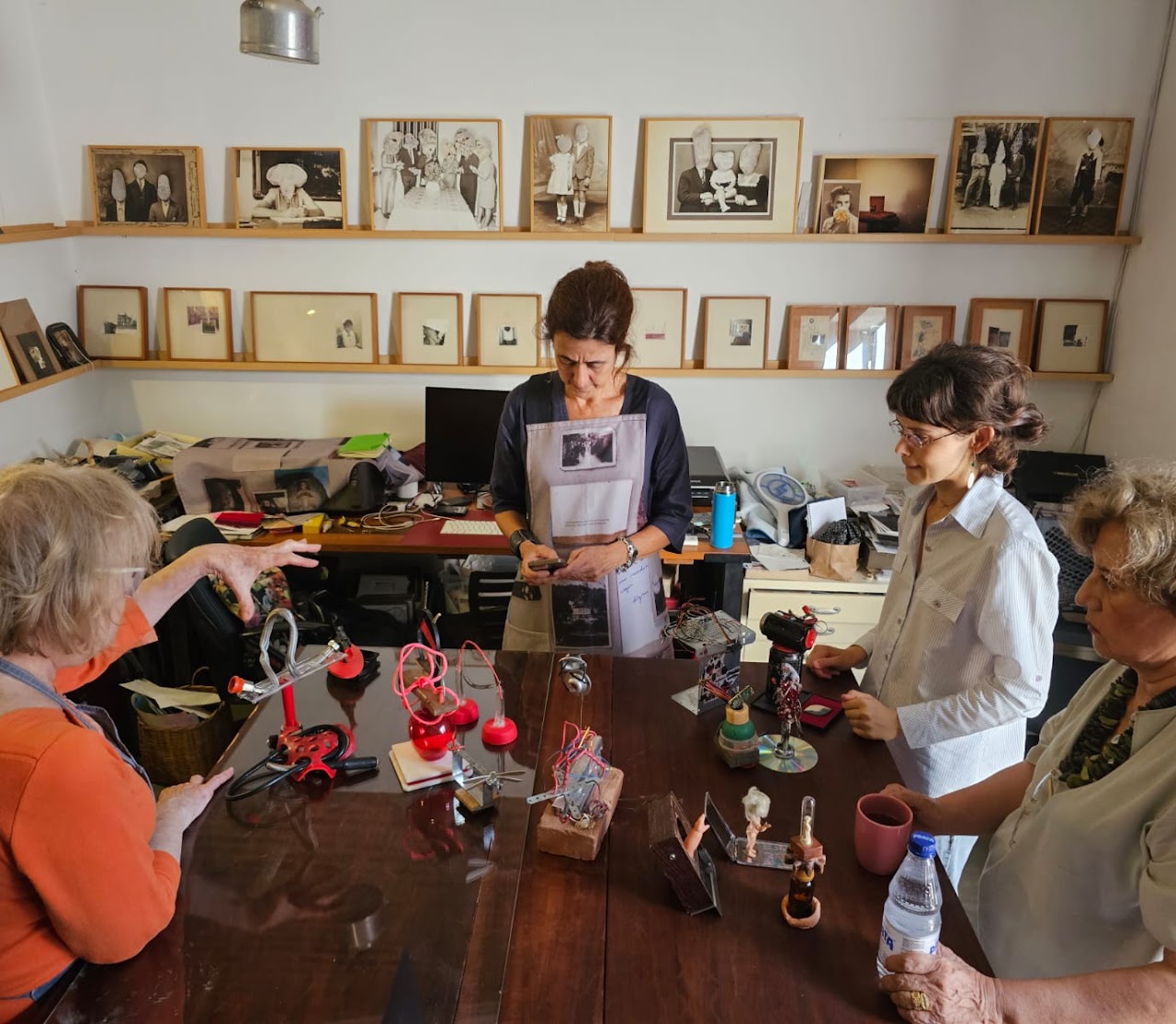 Participantes durante a oficina Escultura dos Restos